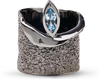 Anillo de topacio orgánico de plata de ley con baño de rodio negro, hecho a mano por un diseñador. Joyería de piedra natal de diciembre. Alemán Kabirski.