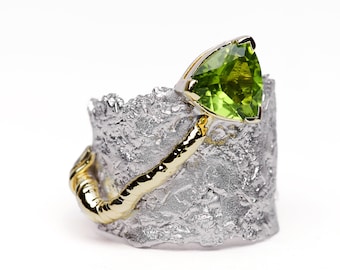 Anillo de peridoto hecho a mano en plata de ley con gema verde talla trillón, joyería de diseño destacada German Kabirski