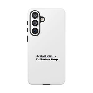 Peut inclure: Coque de téléphone blanche avec un module caméra noir et le texte "Sounds Fun... I'd Rather Sleep" en noir. Le design est minimaliste et la coque a une finition lisse.