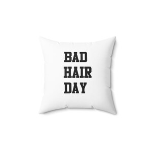 Cuscino decorativo quadrato con scritta divertente, ideale per chi ha i capelli in disordine durante una giornata difficile, un regalo perfetto per lei.