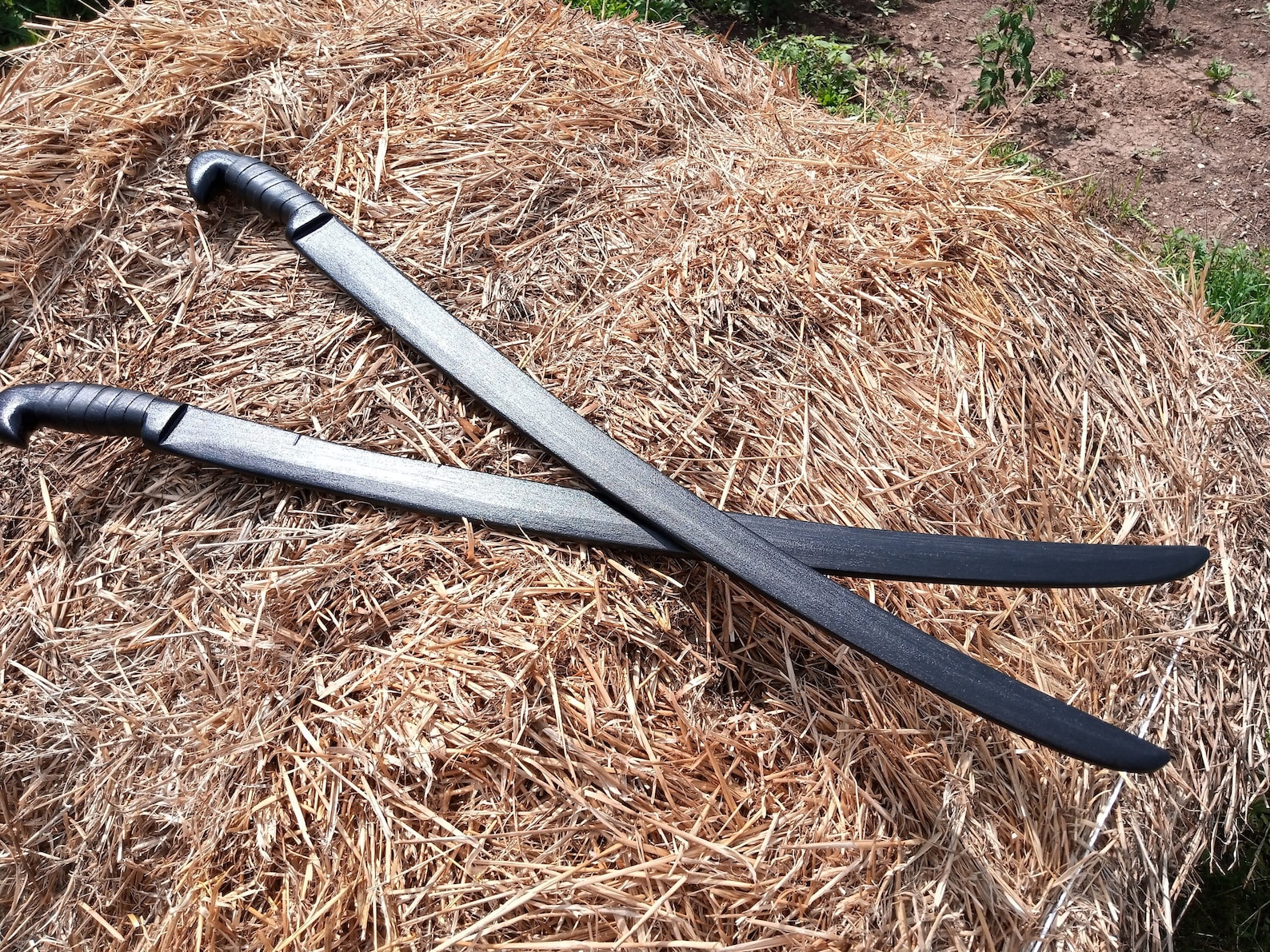 Тренировочные шашки купить. Фланкировка шашкой. Шашка тренировочная. Деревянные шашки для фланкировки. Меч казака.