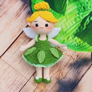 Schema per realizzare all'uncinetto una bambola fata verde, un folletto della foresta amigurumi (tutorial in PDF, solo in inglese)