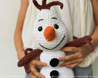 Simpatico schema per realizzare un pupazzo di neve all'uncinetto, tutorial amigurumi invernale (PDF solo in inglese)