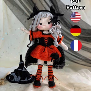 Puede incluir: Muñeca de ganchillo con disfraz de bruja de Halloween, con sombrero negro, vestido naranja y negro y medias a rayas. La muñeca tiene pelo gris y un accesorio de araña. Incluye el texto "PDF Pattern".