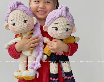 Schema 2 in 1: Schema per bambola amigurumi all'uncinetto con ragazze Kpop dai capelli viola