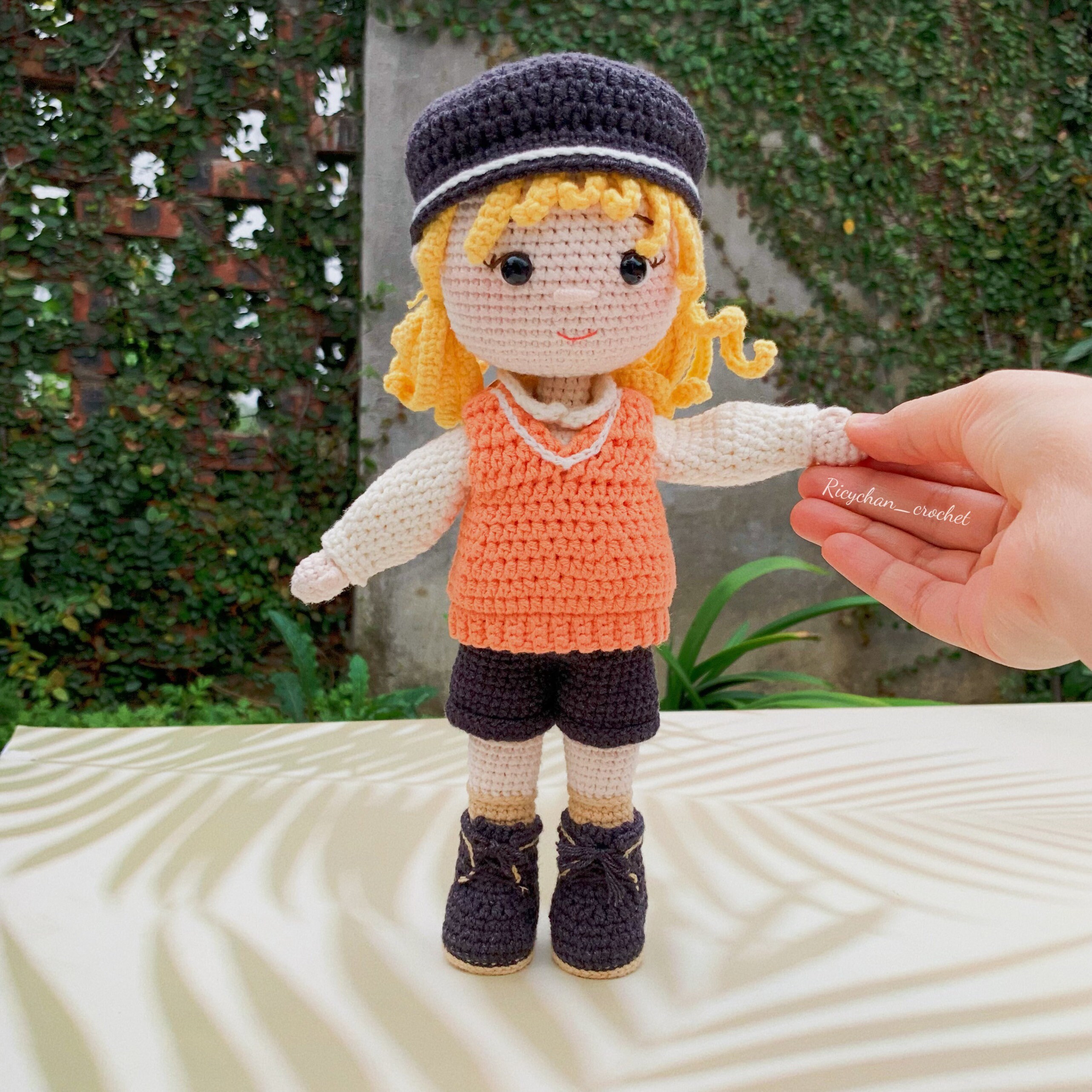 リサ人形のかぎ針編みパターン：10インチのあみぐるみ人形（PDF英語