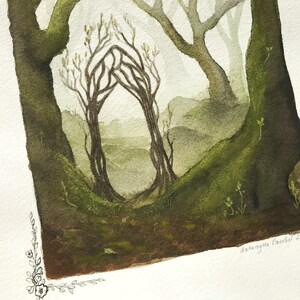 Puede incluir: Pintura a la acuarela de una escena de bosque con un arco central formado por dos &aacute;rboles. La obra presenta verdes, marrones y grises apagados, creando un efecto brumoso y atmosf&eacute;rico. La firma y la fecha del artista est&aacute;n en la esquina inferior derecha.