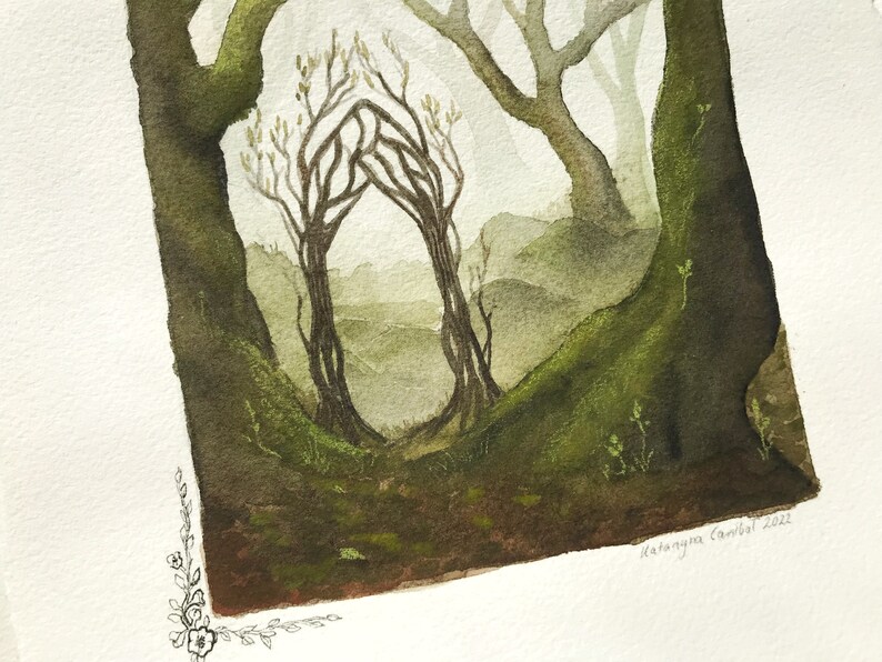 Puede incluir: Pintura a la acuarela de una escena de bosque con un arco central formado por dos &aacute;rboles. La obra presenta verdes, marrones y grises apagados, creando un efecto brumoso y atmosf&eacute;rico. La firma y la fecha del artista est&aacute;n en la esquina inferior derecha.