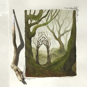 Puede incluir: Pintura a la acuarela de una escena de bosque con un arco central formado por &aacute;rboles. La obra presenta verdes y marrones apagados, con un pincel apoyado en el lado izquierdo. La pintura est&aacute; sobre papel texturizado.