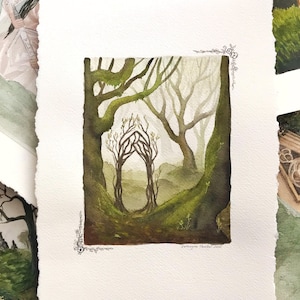 Puede incluir: Pintura a la acuarela de una escena de bosque con un arco central formado por &aacute;rboles. La obra de arte presenta una paleta de verdes, marrones y grises suaves, con una atm&oacute;sfera brumosa. La pintura est&aacute; sobre papel texturizado con detalles decorativos en las esquinas.