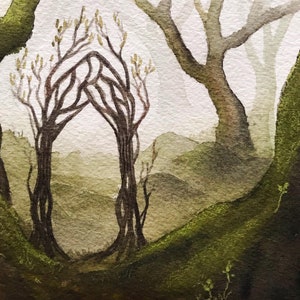 Puede incluir: Pintura a la acuarela de una escena de bosque con un arco central formado por &aacute;rboles entrelazados. La obra presenta verdes y marrones apagados, con un fondo suave y brumoso, evocando una sensaci&oacute;n de tranquilidad y misterio. El arco es el punto focal.