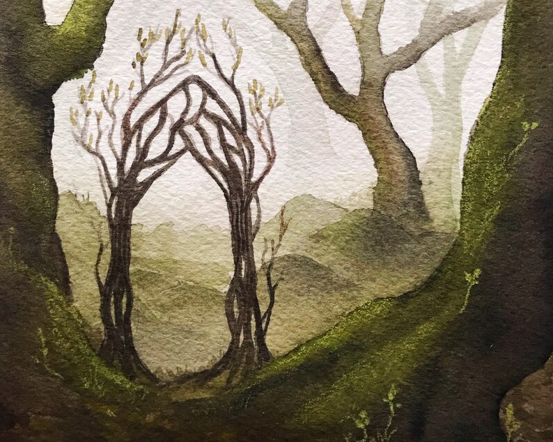 Puede incluir: Pintura a la acuarela de una escena de bosque con un arco central formado por &aacute;rboles entrelazados. La obra presenta verdes y marrones apagados, con un fondo suave y brumoso, evocando una sensaci&oacute;n de tranquilidad y misterio. El arco es el punto focal.
