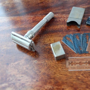 Vintage Gillette Razor, Blades and Case