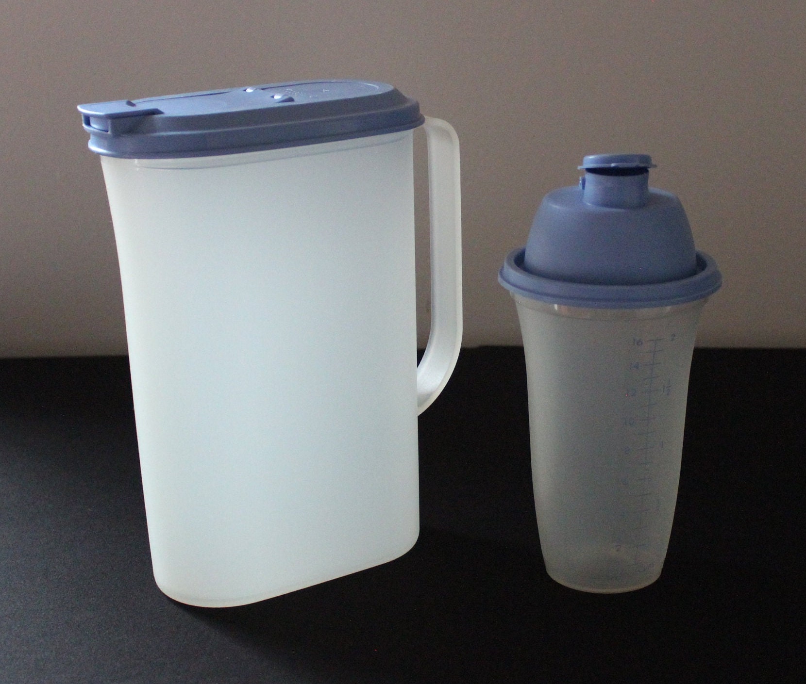  Tupperware 2-Cup Quick Shake Gravy Container: Amzn