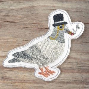 Parche de paloma bujía / Pájaro elegante con sombrero de copa, monóculo y cigarro