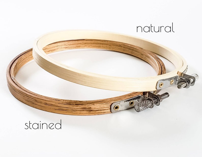 Puede incluir: Dos aros de bordado, uno de madera natural y otro de madera te&ntilde;ida. Ambos aros tienen mecanismos de apriete de tornillo de metal.