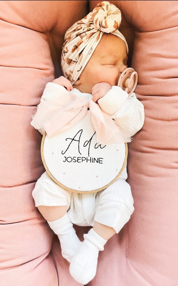 Hand embroidered name hoop| name announcement prop| nursery decor| personalized baby gift| simple name hoop