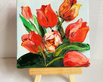 ミニチュアの赤いチューリップの油絵：イーゼル付きの小さな花のアート