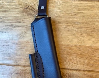 Fodero Bushcraft in pelle su misura, con un dangler e una fessura per firesteel. Pelle marrone scuro.