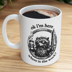 Ok, cheguei, cadê o trabalho? Caneca de café engraçada com guaxinim, caneca de cerâmica com humor sarcástico para o escritório, presente para colega de trabalho, presente para chefe.