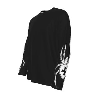 Puede incluir: Camiseta negra de manga larga con un dise&ntilde;o de ara&ntilde;a blanca en las mangas. La ara&ntilde;a tiene un coraz&oacute;n con una cruz en su interior.