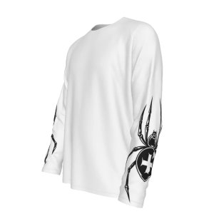 Puede incluir: Camiseta blanca de manga larga con un dise&ntilde;o de ara&ntilde;a y cruz negra en las mangas.