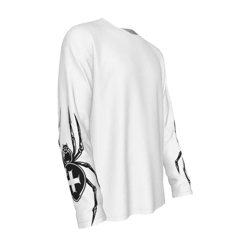 Puede incluir: Camiseta blanca de manga larga con un dise&ntilde;o de ara&ntilde;a negra en las mangas. La ara&ntilde;a tiene una cruz en el pecho.