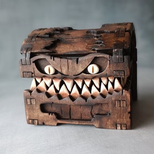 Baú do Tesouro Mimic - Caixa de Dados de Madeira Feita à Mão, Armazenamento de Jóias, Caixa de Fantasia DnD, Decoração Gótica, Presente de RPG, Caixa de Trinket de Madeira