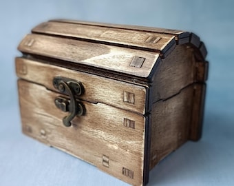 Handgemaakte rustieke houten schatkist: fantasiedoos met dobbelstenen en souvenirs