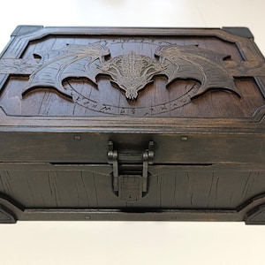 Caixa de armazenamento de acessórios de jogo de madeira feita à mão – Design de dragão, interior de feltro, trava magnética, divisórias personalizáveis