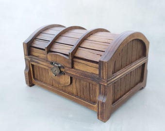 Baule in legno inciso: contenitore rustico per ricordi