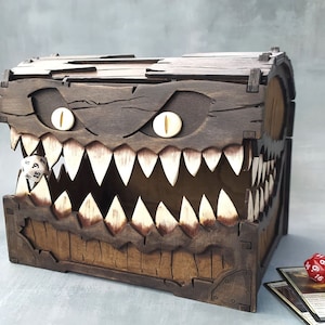 Coffre à dés mimique fabriqué à la main avec un design de monstre réaliste - Grande boîte de rangement en bois pour accessoires D&D et RPG