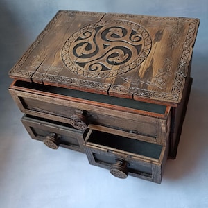 Baú de Altar de Hécate de Madeira Feito à Mão – Caixa de Armazenamento Gravada para Baralhos de Tarô, Cristais, Ferramentas Rituais e Joias