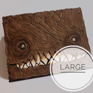 Grande caixa de livro de imitação de monstros com bolso para bloco de notas, mecanismo de trava de segurança – ideal para cartas de baralho, dados e armazenamento exclusivo