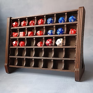 Handgemaakte houten displaystandaard voor dobbelstenen – RPG-dobbelsteenhouder, fantasiedobbelsteenopslag, tafelmodel gamingstandaard, houder voor 5 dobbelstenensets, cadeau voor gamers
