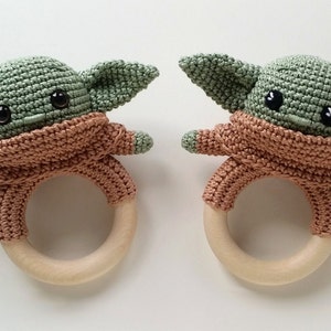 Hochet à anneaux pour bébé crocheté en coton avec anneau en bois naturel, hochet pour bébé, Amigurumi, Baby Yoda, Star Wars, jouet de préhension, anneau en bois image 2