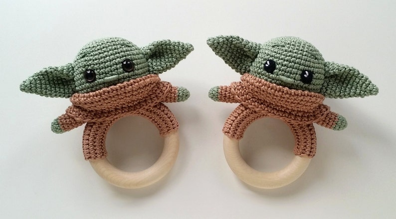 Hochet à anneaux pour bébé crocheté en coton avec anneau en bois naturel, hochet pour bébé, Amigurumi, Baby Yoda, Star Wars, jouet de préhension, anneau en bois image 2