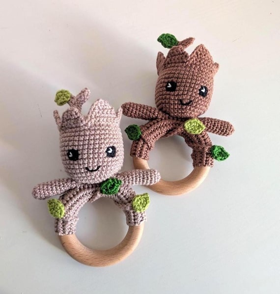 Groot Baby Rassel gehäkelt, Groot Amigurumi, Baby Groot, Guardian of the Galaxy Groot,Greifling,Holzring
