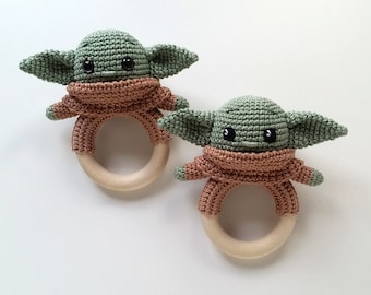 Babyringrammelaar gehaakt van katoen met natuurlijke houten ring, babyrammelaar, Amigurumi, Baby Yoda, Star Wars, aangrijpend speelgoed, houten ring