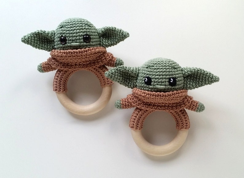 Hochet à anneaux pour bébé crocheté en coton avec anneau en bois naturel, hochet pour bébé, Amigurumi, Baby Yoda, Star Wars, jouet de préhension, anneau en bois image 1