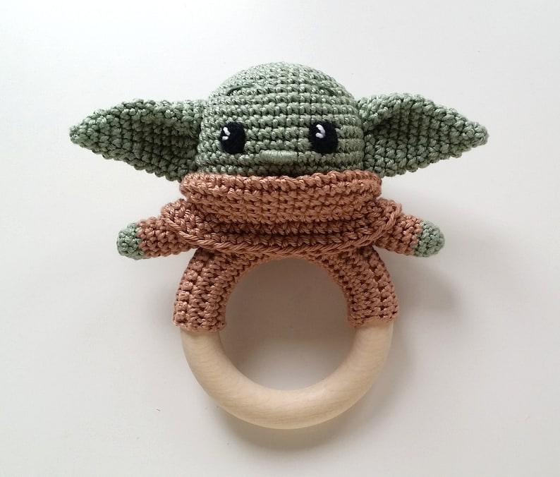 Hochet à anneaux pour bébé crocheté en coton avec anneau en bois naturel, hochet pour bébé, Amigurumi, Baby Yoda, Star Wars, jouet de préhension, anneau en bois image 5