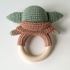 Hochet à anneaux pour bébé crocheté en coton avec anneau en bois naturel, hochet pour bébé, Amigurumi, Baby Yoda, Star Wars, jouet de préhension, anneau en bois image 7