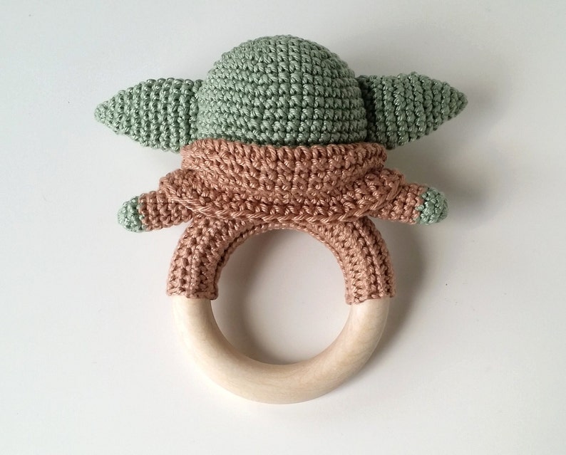 Hochet à anneaux pour bébé crocheté en coton avec anneau en bois naturel, hochet pour bébé, Amigurumi, Baby Yoda, Star Wars, jouet de préhension, anneau en bois image 7