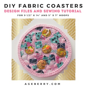 Op de afbeelding: Een handgemaakte stoffen onderzetter met een roze rand en een gewatteerd ontwerp. De onderzetter heeft een kleurrijk bloemenpatroon en is versierd met vijf iriserende, cirkelvormige accenten. De tekst op de afbeelding luidt "DIY FABRIC COASTERS" en "AGEBERRY.COM".