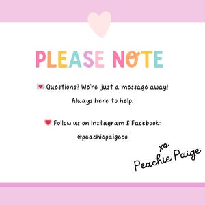 Puede incluir: Gr&aacute;fico rosa y blanco con el texto "PLEASE NOTE" en letras coloridas. El texto incluye un mensaje sobre preguntas y redes sociales. Un gr&aacute;fico de coraz&oacute;n est&aacute; en la parte superior e inferior de la imagen.