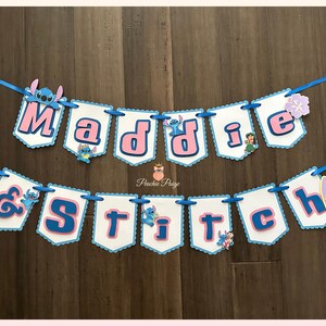 Puede incluir: Un cartel con el nombre "Maddie & Stitch" en letras rosas y azules. El cartel est&aacute; decorado con im&aacute;genes de Stitch y flores. El cartel est&aacute; colgado de una cinta azul y est&aacute; sobre un fondo de madera.