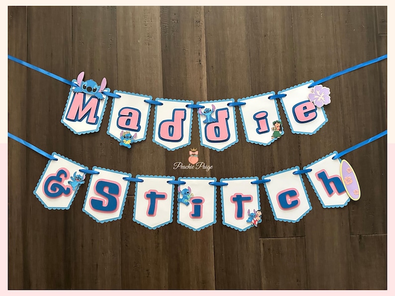 Puede incluir: Un cartel con el nombre "Maddie & Stitch" en letras rosas y azules. El cartel est&aacute; decorado con im&aacute;genes de Stitch y flores. El cartel est&aacute; colgado de una cinta azul y est&aacute; sobre un fondo de madera.