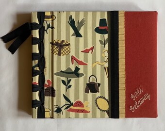 Album na zdjęcia z wakacji z zabawnym materiałem zakupowym i haftowaną okładką