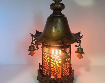 Vintage Japanse gegoten bronzen pagodebureaulamp.
