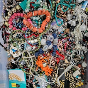 Lote de cuentas sueltas: Materiales reciclados para hacer joyería